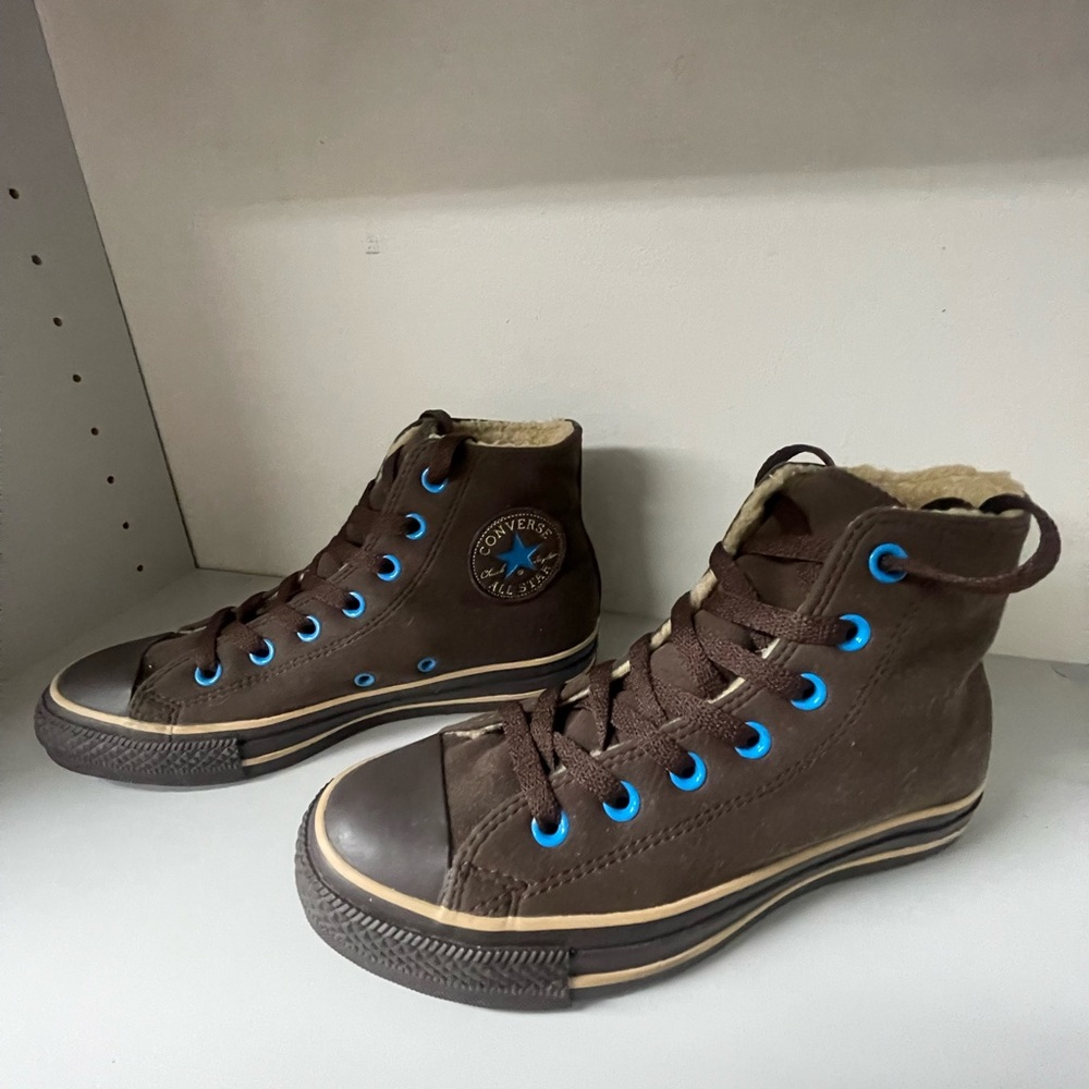 CHUCK TAYLOR ALL STAR CONVERSE  ,, UNIQUE BLUE ACCENTS. SZ 5 women’s